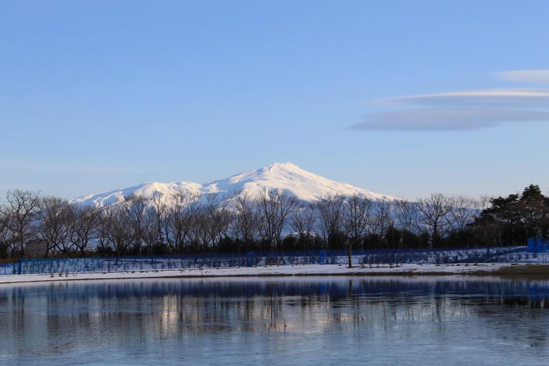 ドラマとは関係なく、今朝の飯森山公園から見た鳥海山です。