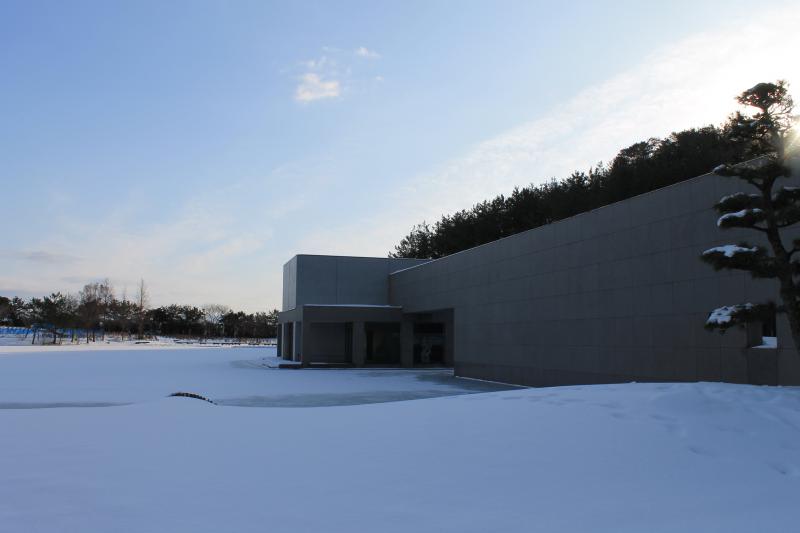 今朝の土門拳記念館、池も凍っています