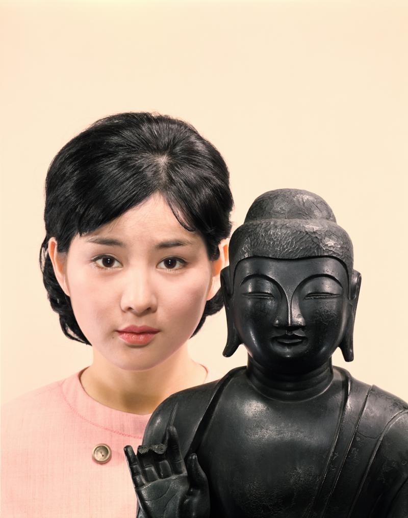 「吉永小百合さんと深大寺釈迦倚像」婦人公論1965.8月号