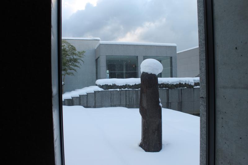 今日はイサムノグチの彫刻「土門さん」も雪の帽子